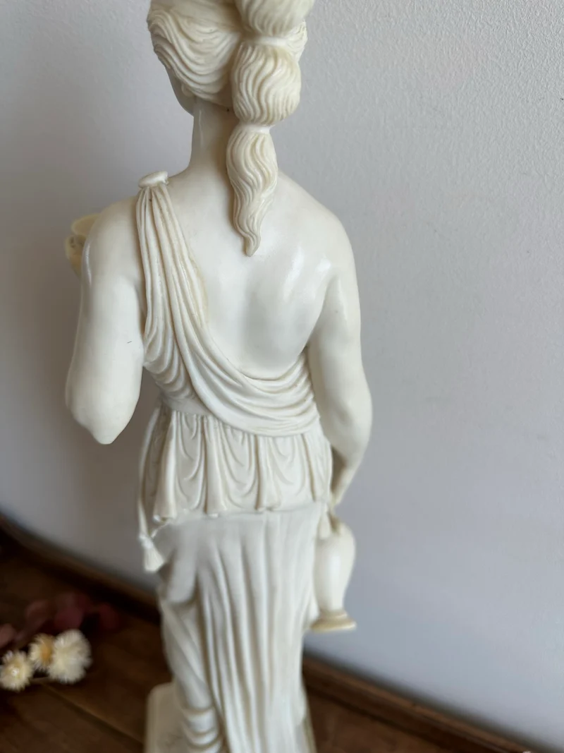 Représentation de Hébé d'après Bertel Thorvaldsen statue en résine
