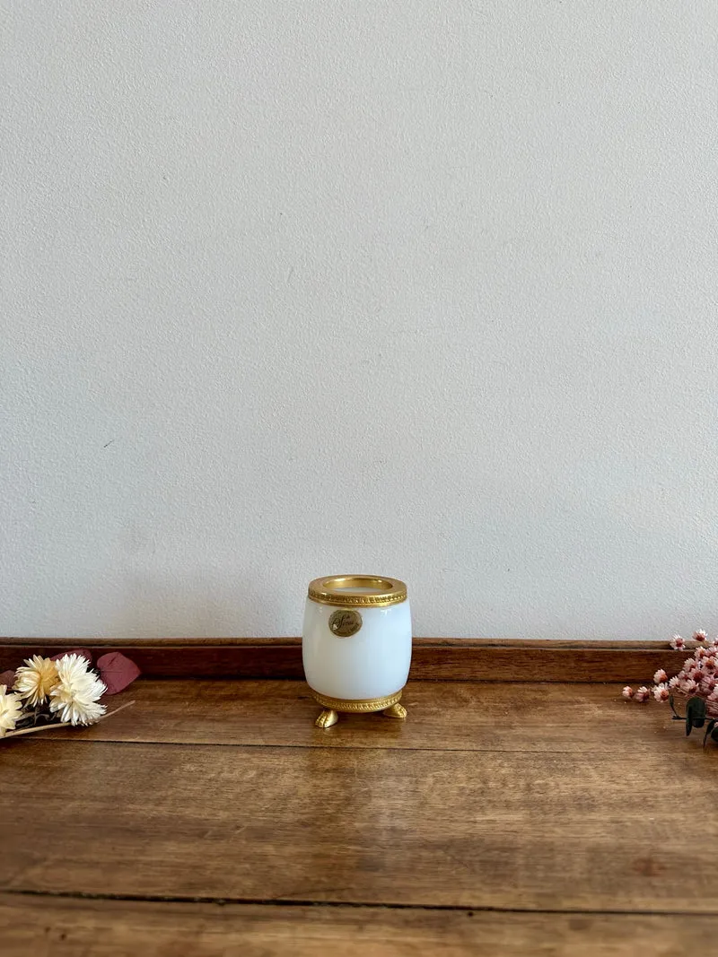 Pot en opaline blanche cerclée de laiton doré cristal de Sèvres