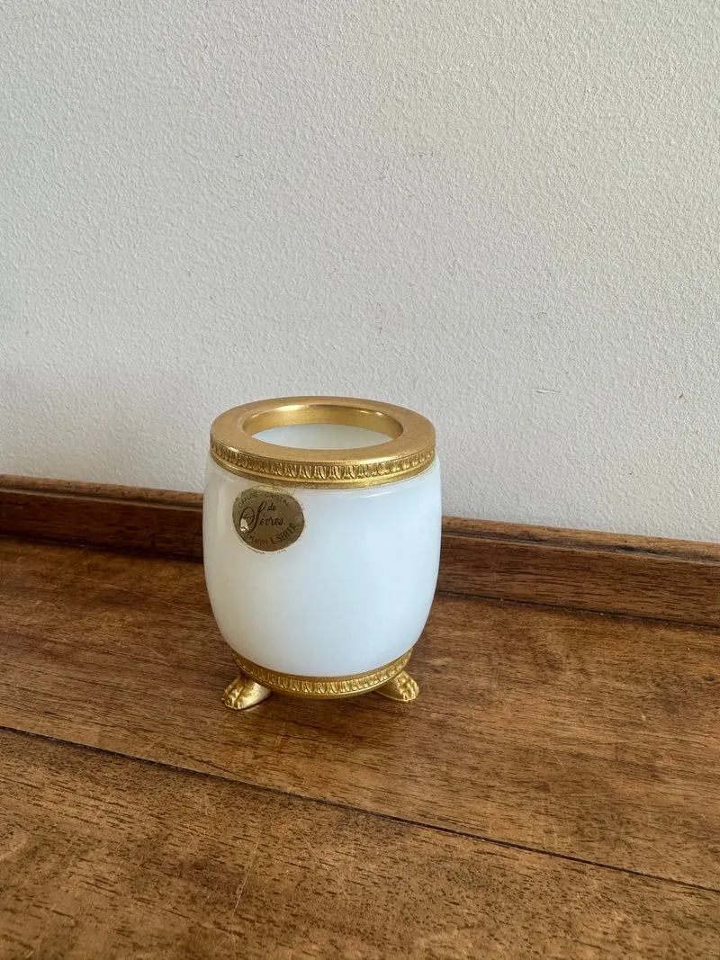 Pot en opaline blanche cerclée de laiton doré cristal de Sèvres