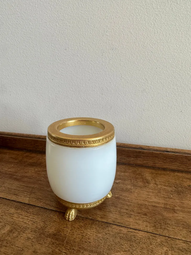Pot en opaline blanche cerclée de laiton doré cristal de Sèvres