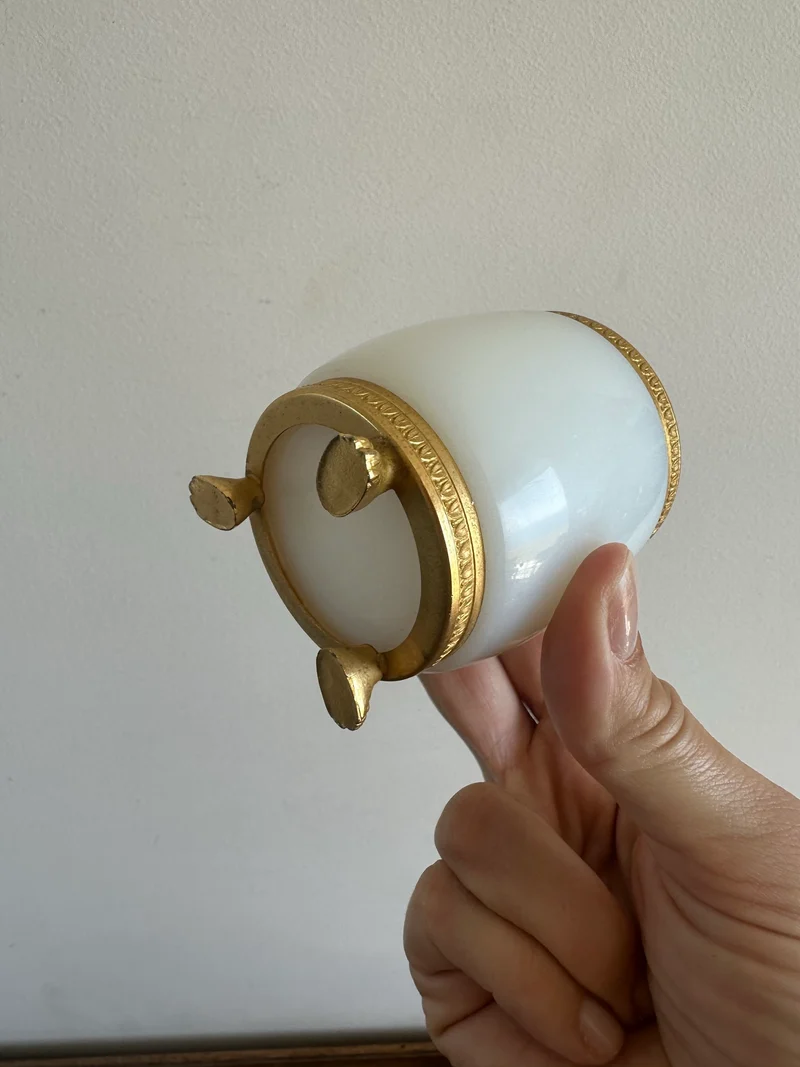 Pot en opaline blanche cerclée de laiton doré cristal de Sèvres