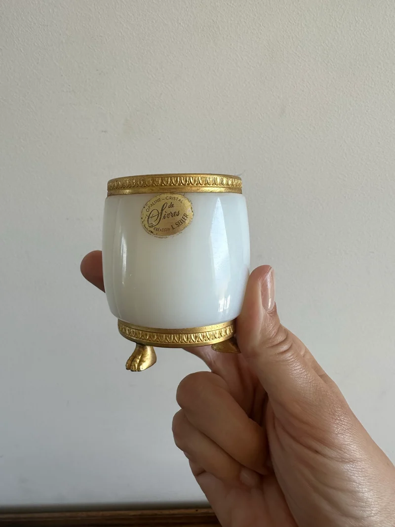 Pot en opaline blanche cerclée de laiton doré cristal de Sèvres