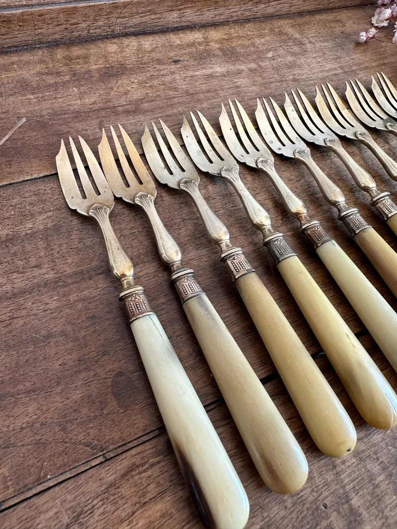 Fourchettes à dessert en bakélite et laiton vintage x 10