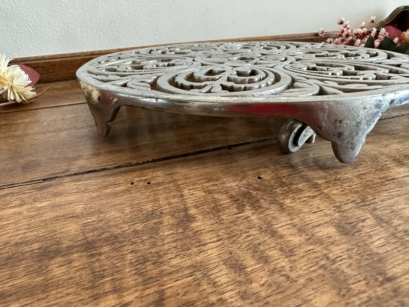 Dessous de plat sur roulettes en fonte argenté