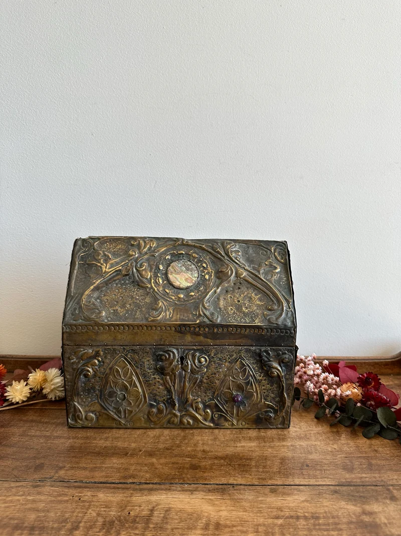Coffret en bois recouvert de laiton repoussé début XXème