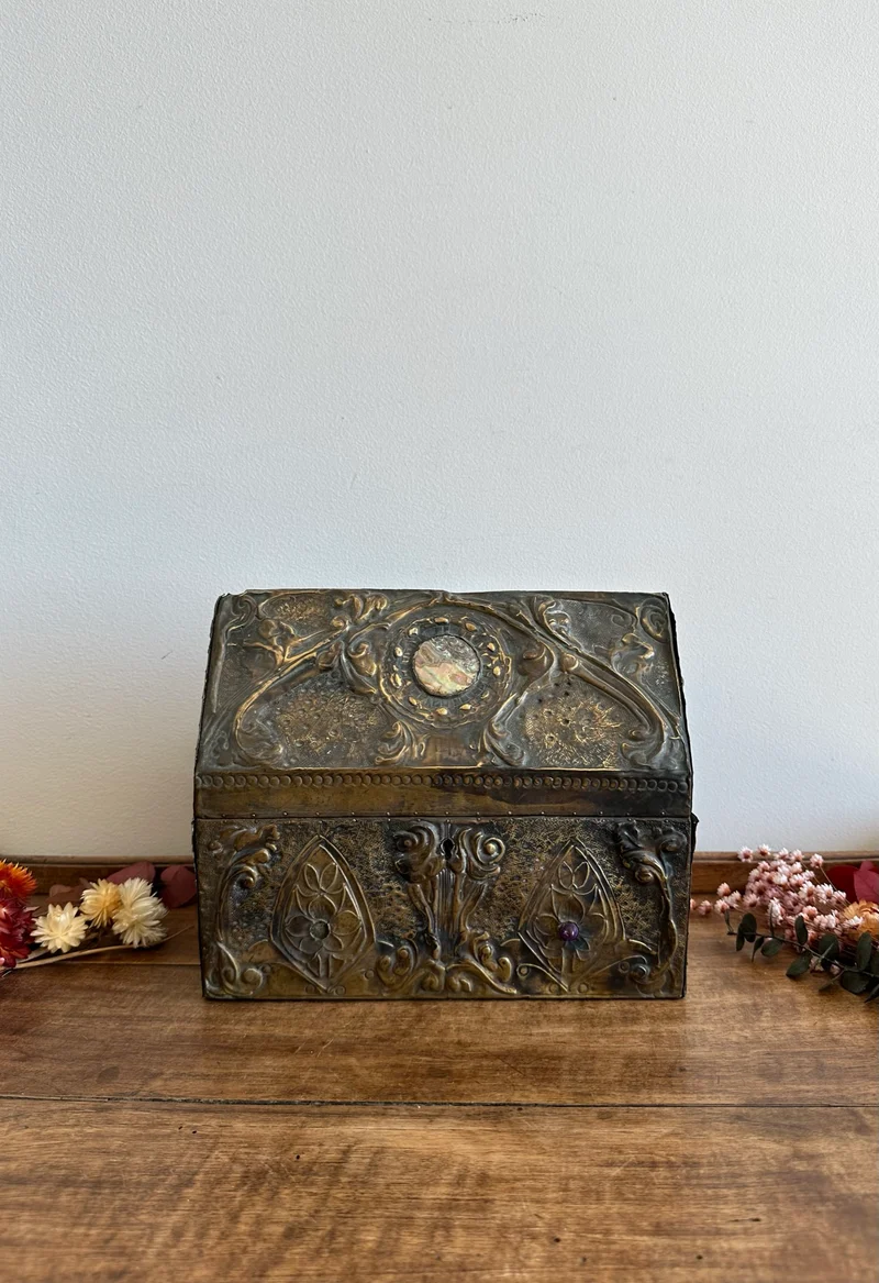 Coffret en bois recouvert de laiton repoussé début XXème