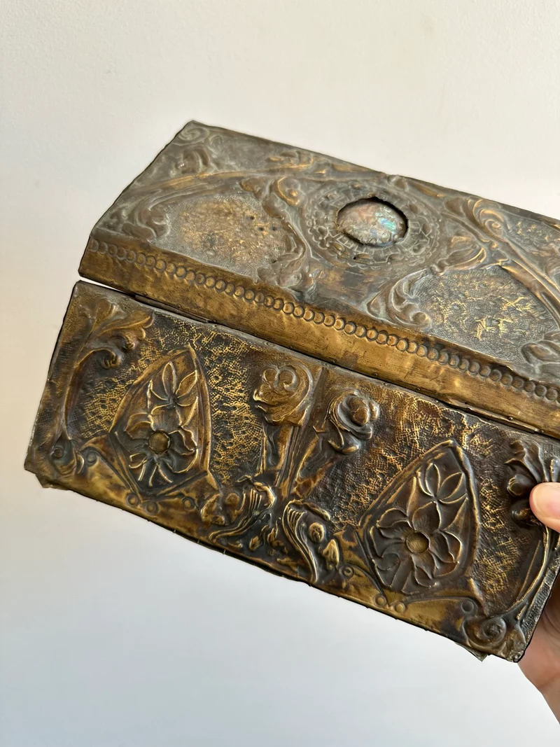 Coffret en bois recouvert de laiton repoussé début XXème