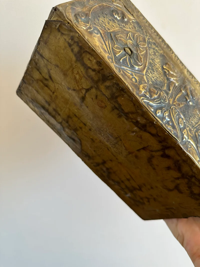 Coffret en bois recouvert de laiton repoussé début XXème