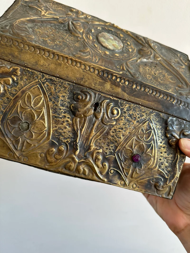 Coffret en bois recouvert de laiton repoussé début XXème