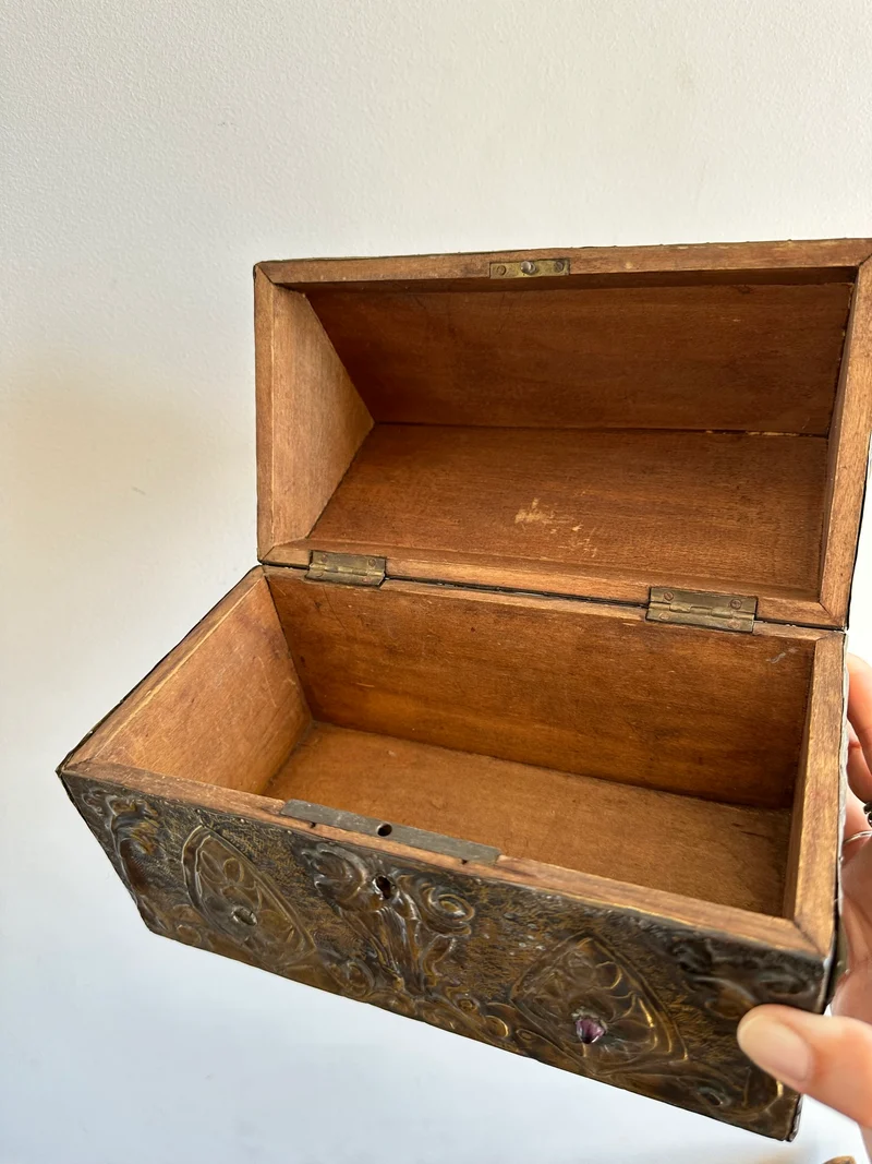 Coffret en bois recouvert de laiton repoussé début XXème