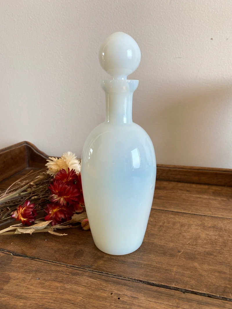 Vase en porcelaine et flacon en opaline blanche