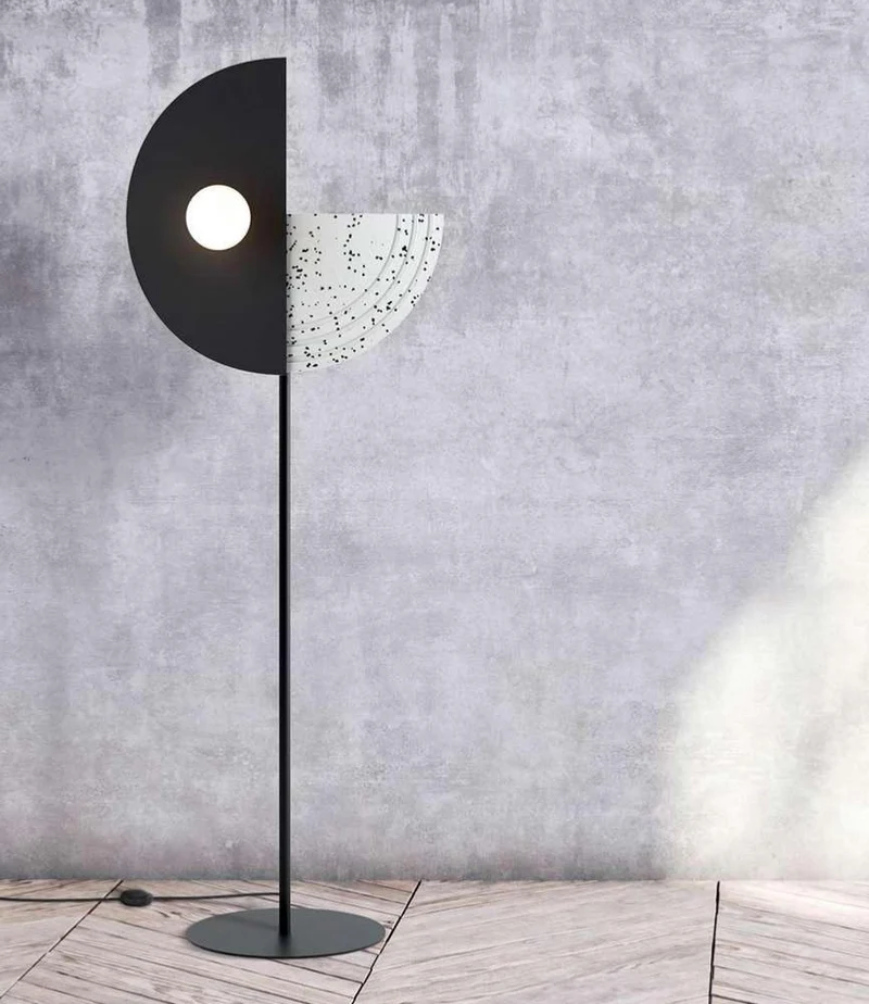 Lampadaire REGINA terrazzo noir sur blanc
