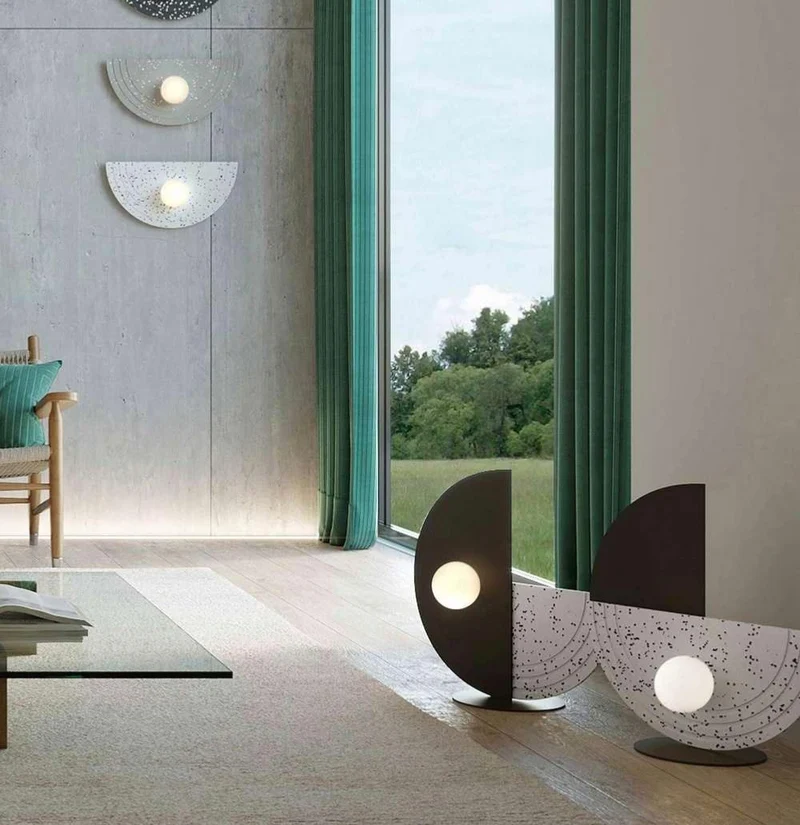 Lampe à poser REGINA terrazzo noir sur blanc