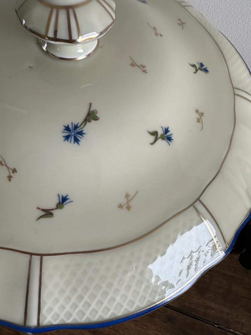 Soupière en porcelaine de Limoges années 1950