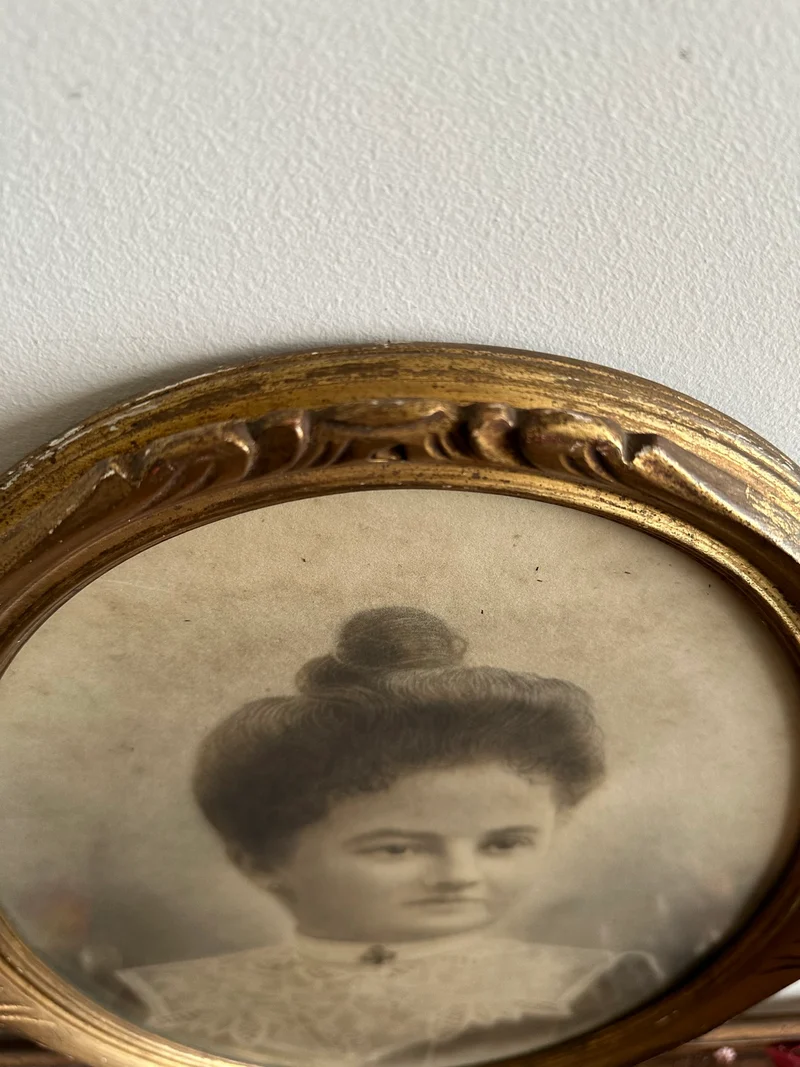 Portrait de jeune femme cadre en bois doré Fin 19ème