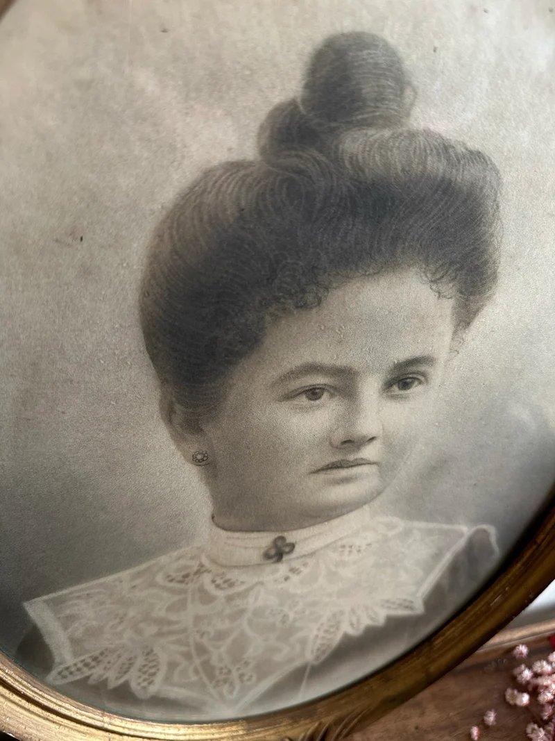 Portrait de jeune femme cadre en bois doré Fin 19ème