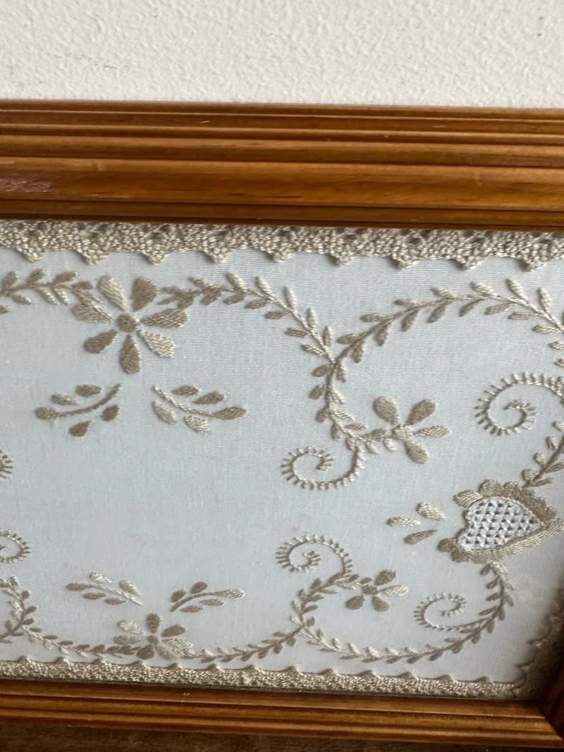 Plateau en bois broderie sous verre