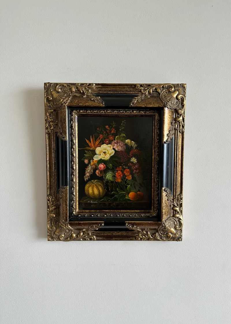 Peinture florale sur planche signée encadrement baroque