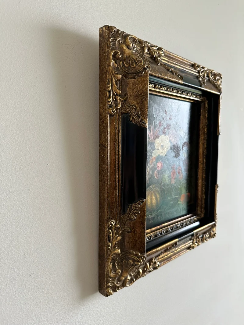 Peinture florale sur planche signée encadrement baroque