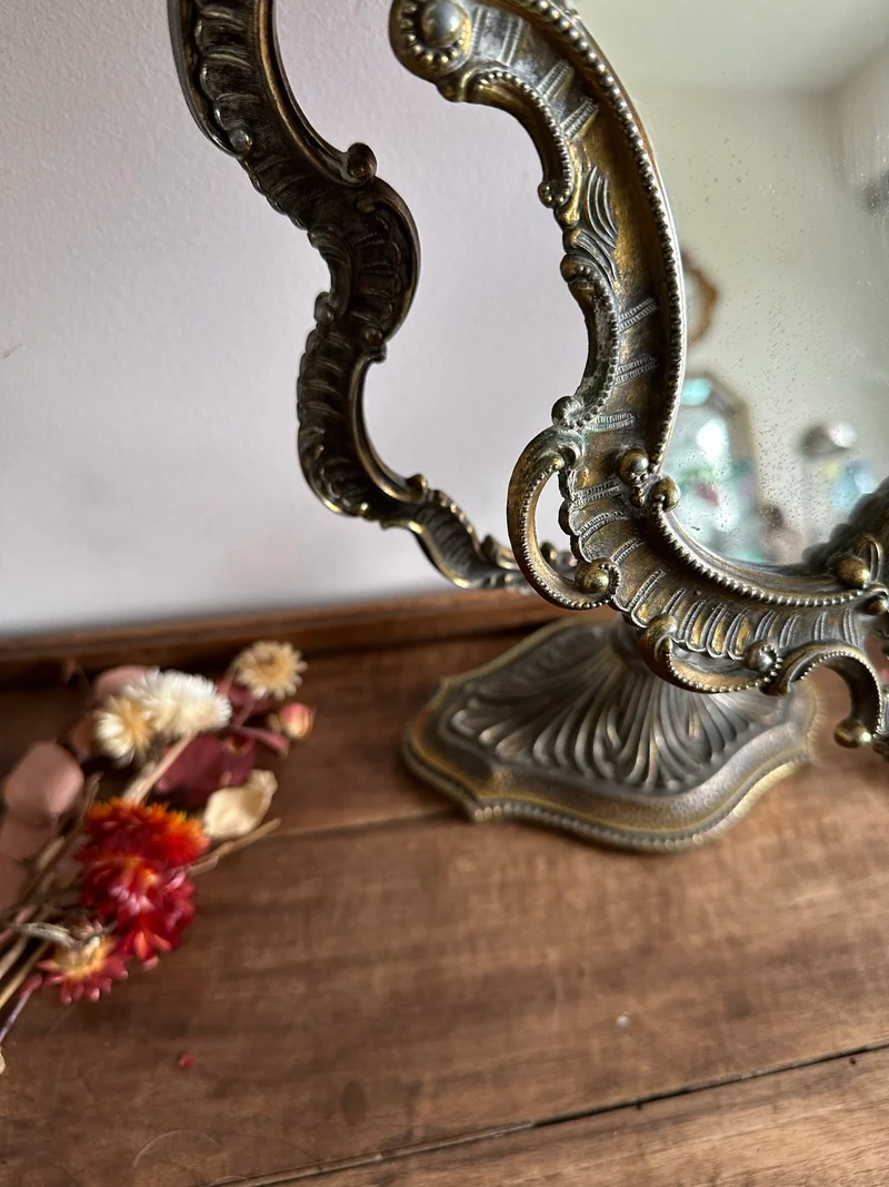 Miroir psyché sur pied en bronze et laiton style baroque