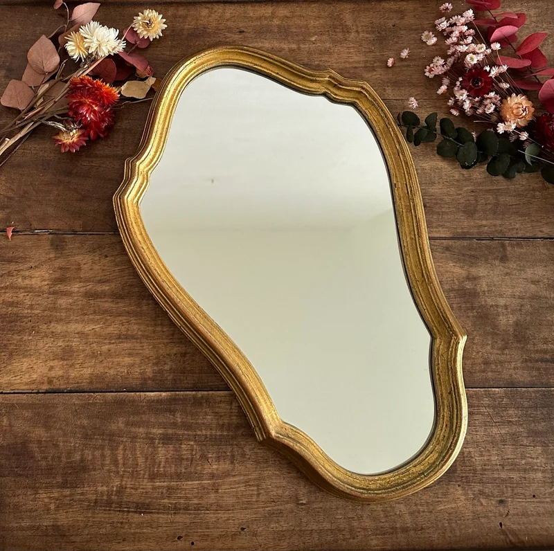 Miroir en bois doré chantourné