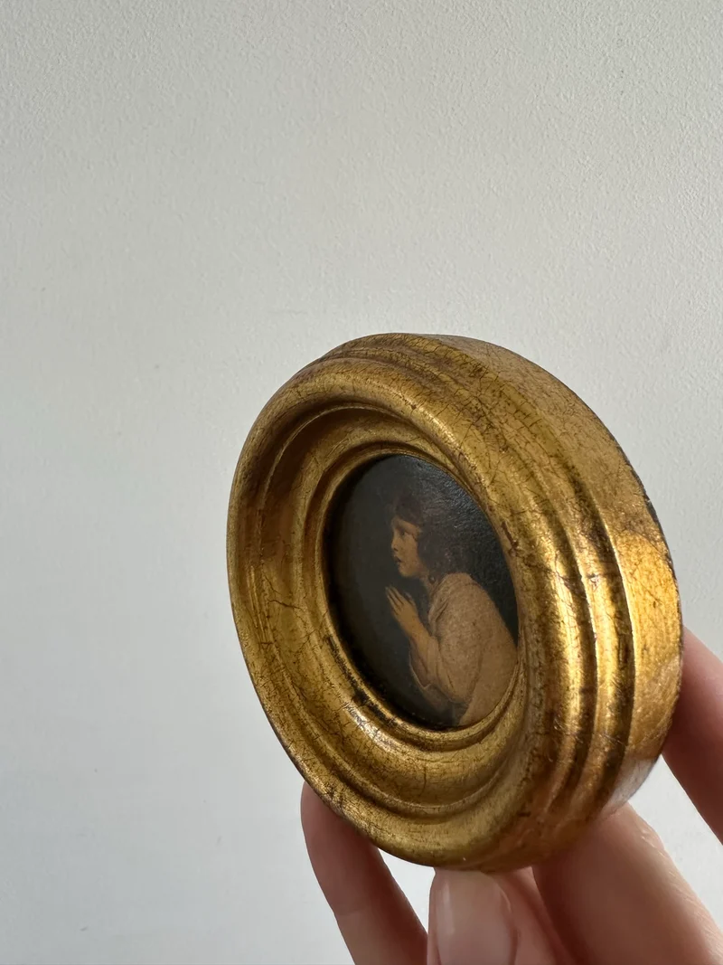 Médaillon en bois doré Le petit Samuel par Reynolds.