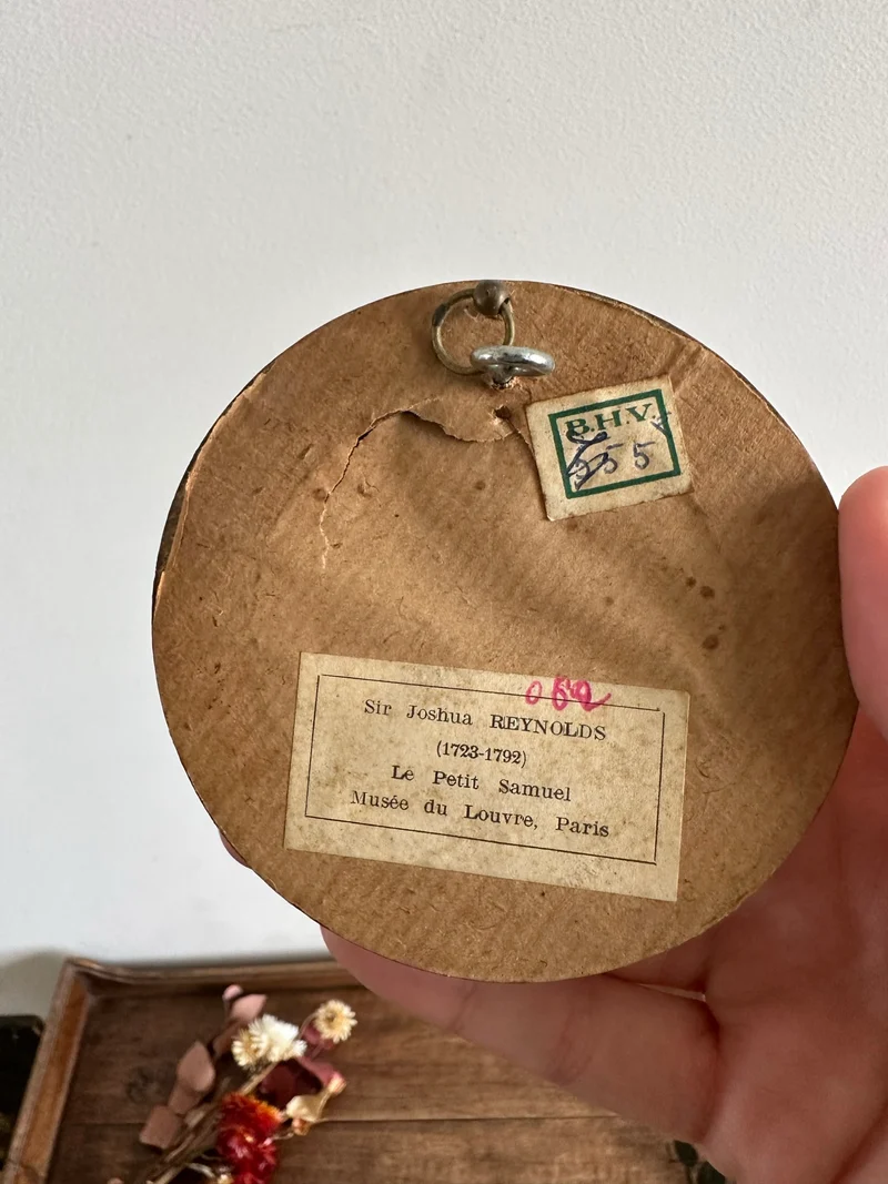 Médaillon en bois doré Le petit Samuel par Reynolds.
