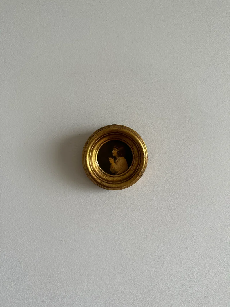 Médaillon en bois doré Le petit Samuel par Reynolds.