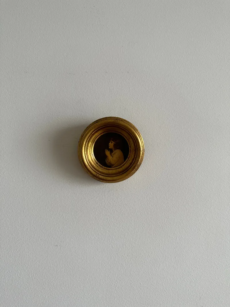 Médaillon en bois doré Le petit Samuel par Reynolds.