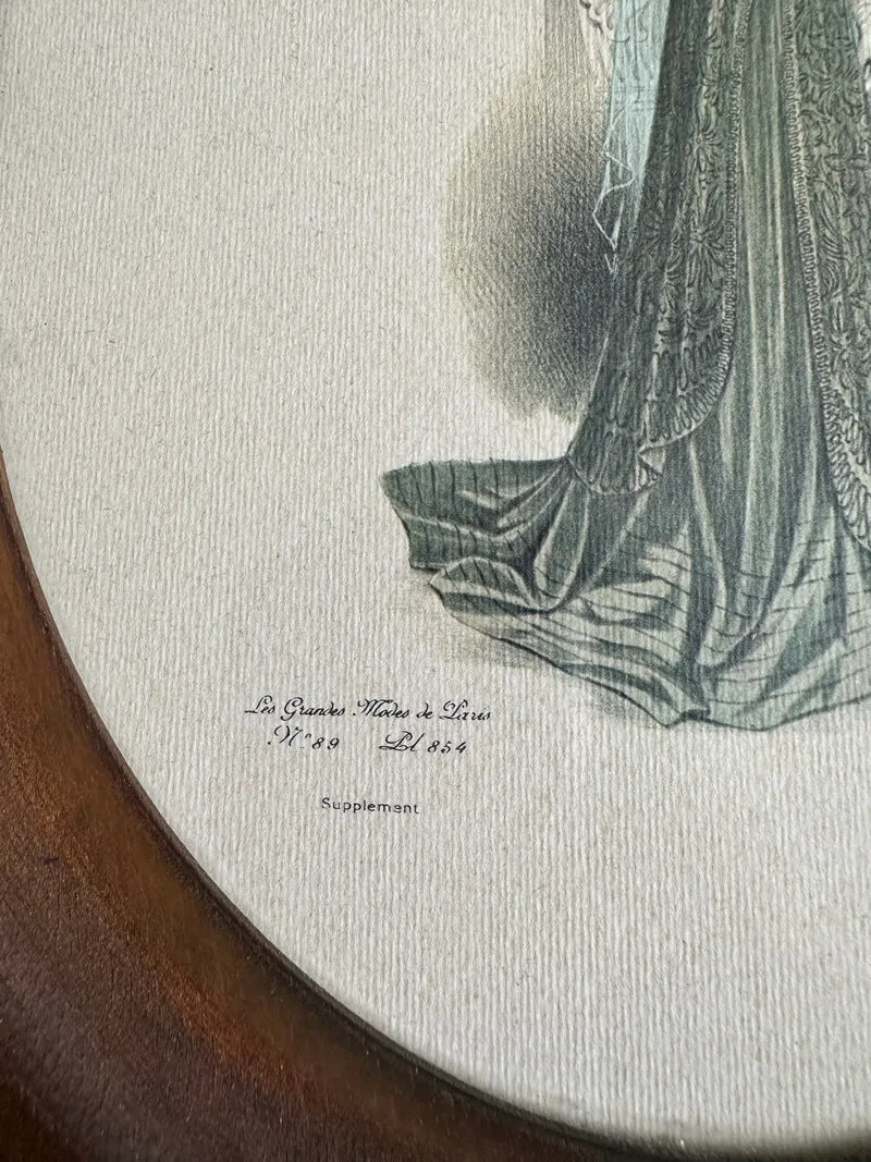 Les grandes modes de Paris dans cadre en bois oval