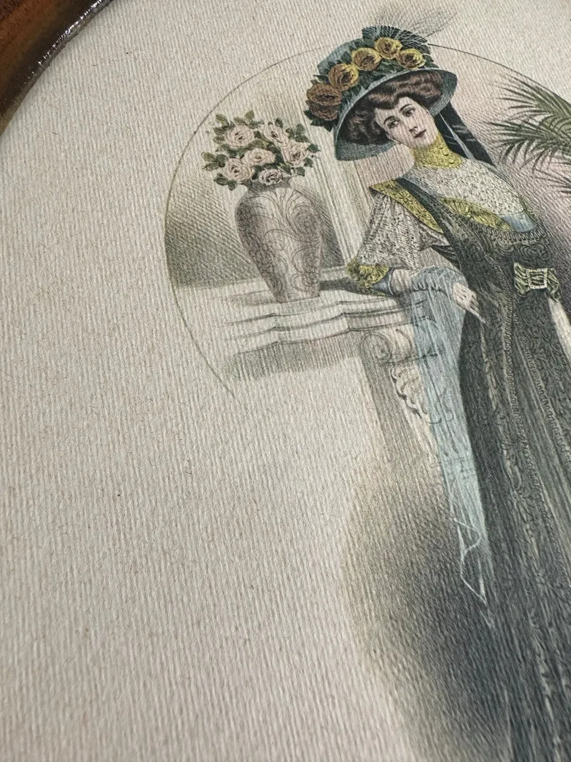 Les grandes modes de Paris dans cadre en bois oval
