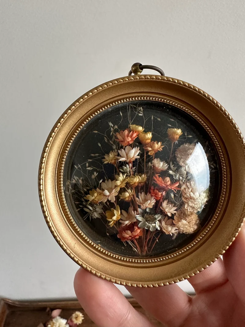 Fleurs séchées sous verre dans médaillon en plastique XS