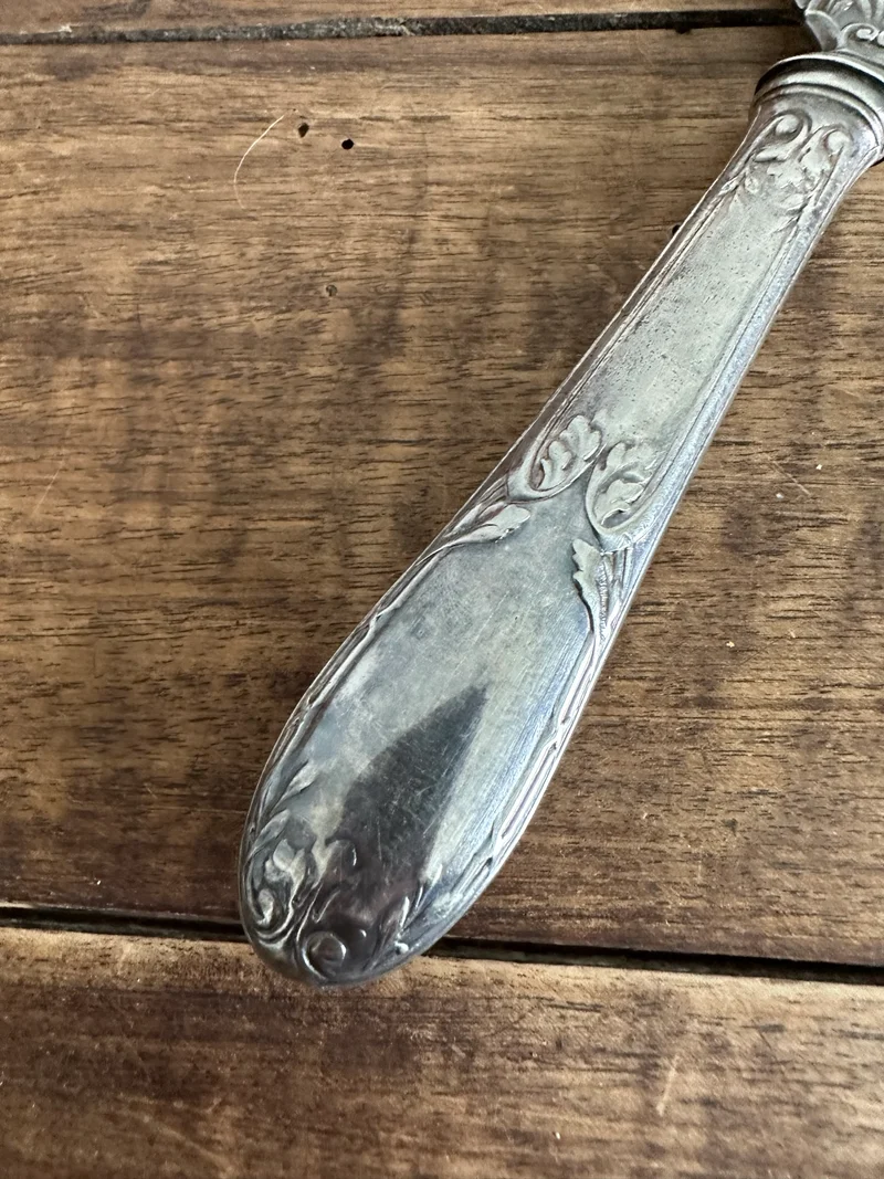 Couteau de service en métal argenté