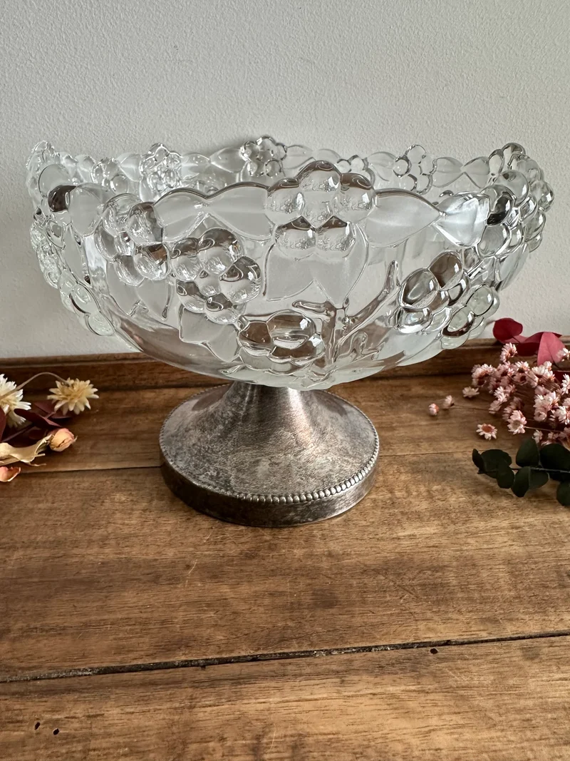 Coupe à fruits en verre givré sur pied en métal argenté