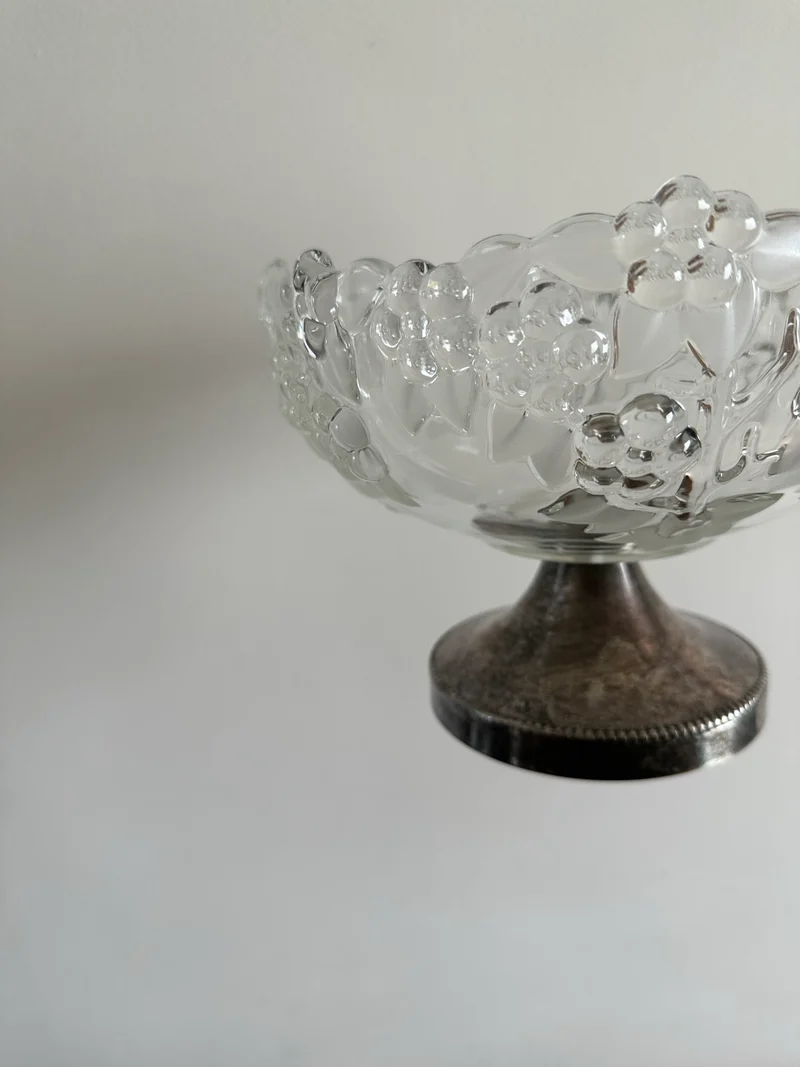 Coupe à fruits en verre givré sur pied en métal argenté