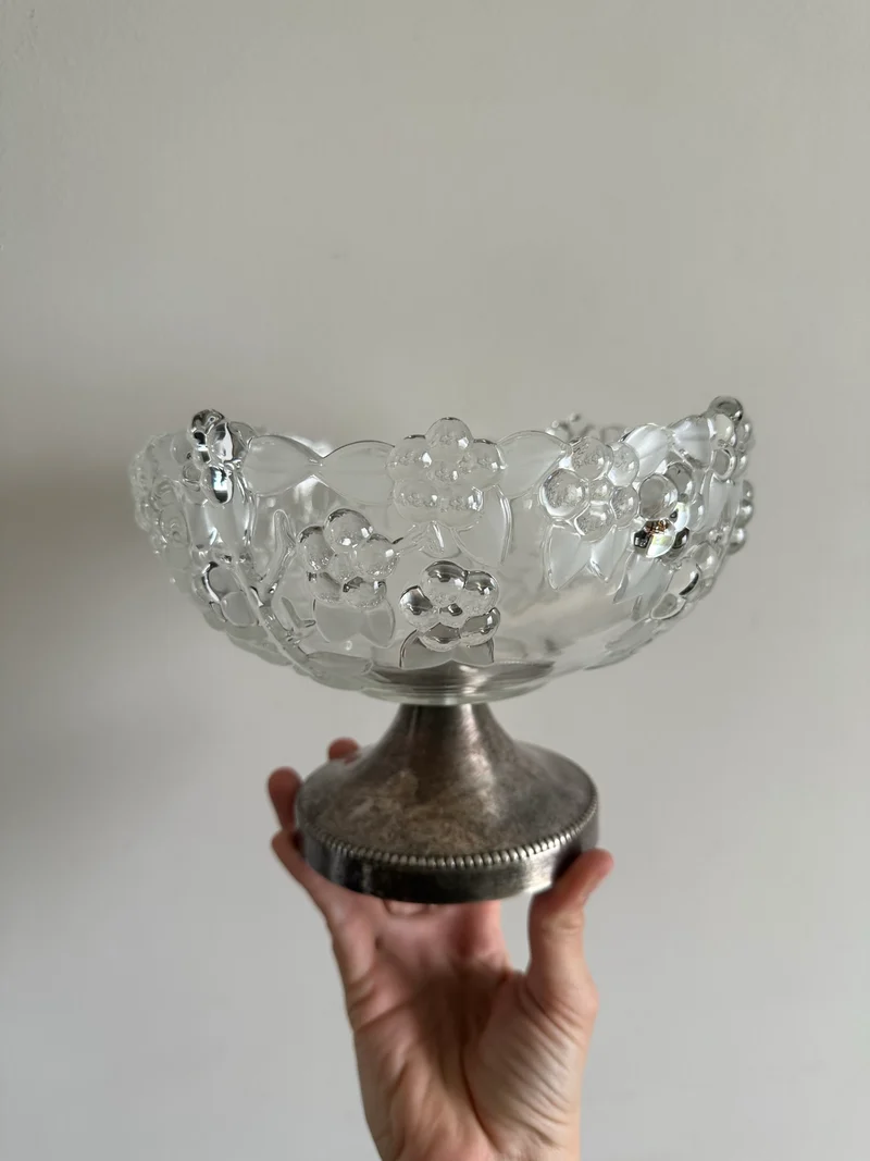 Coupe à fruits en verre givré sur pied en métal argenté