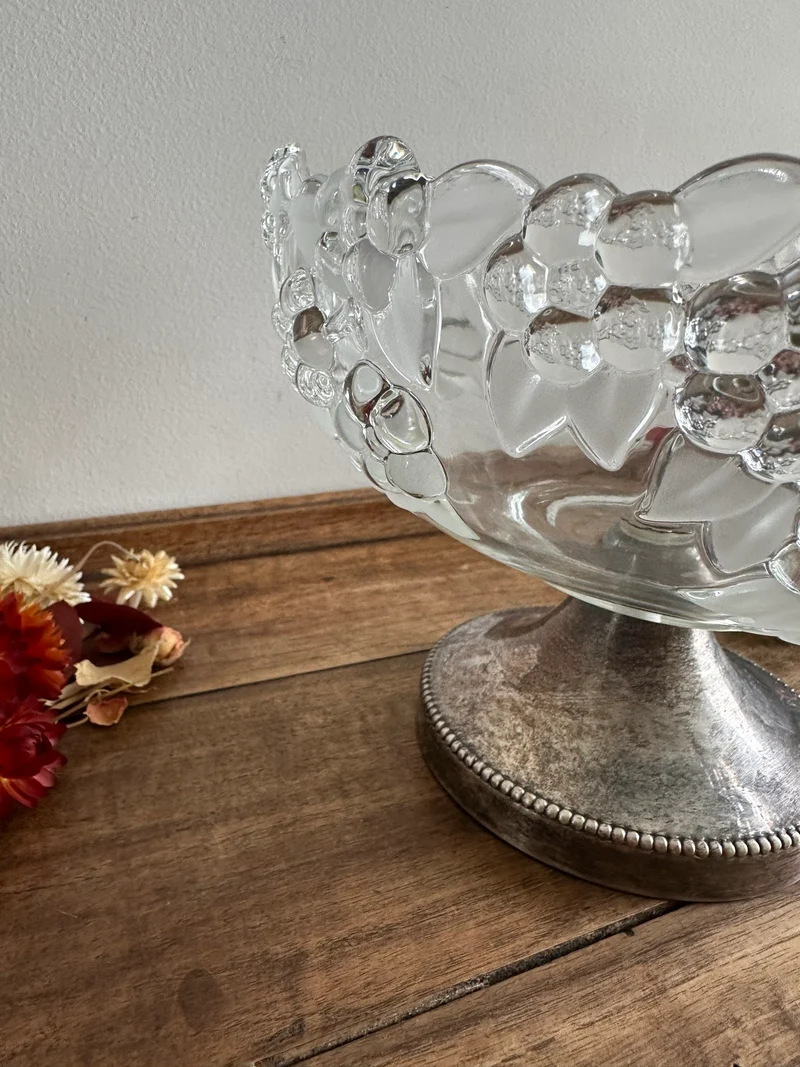 Coupe à fruits en verre givré sur pied en métal argenté