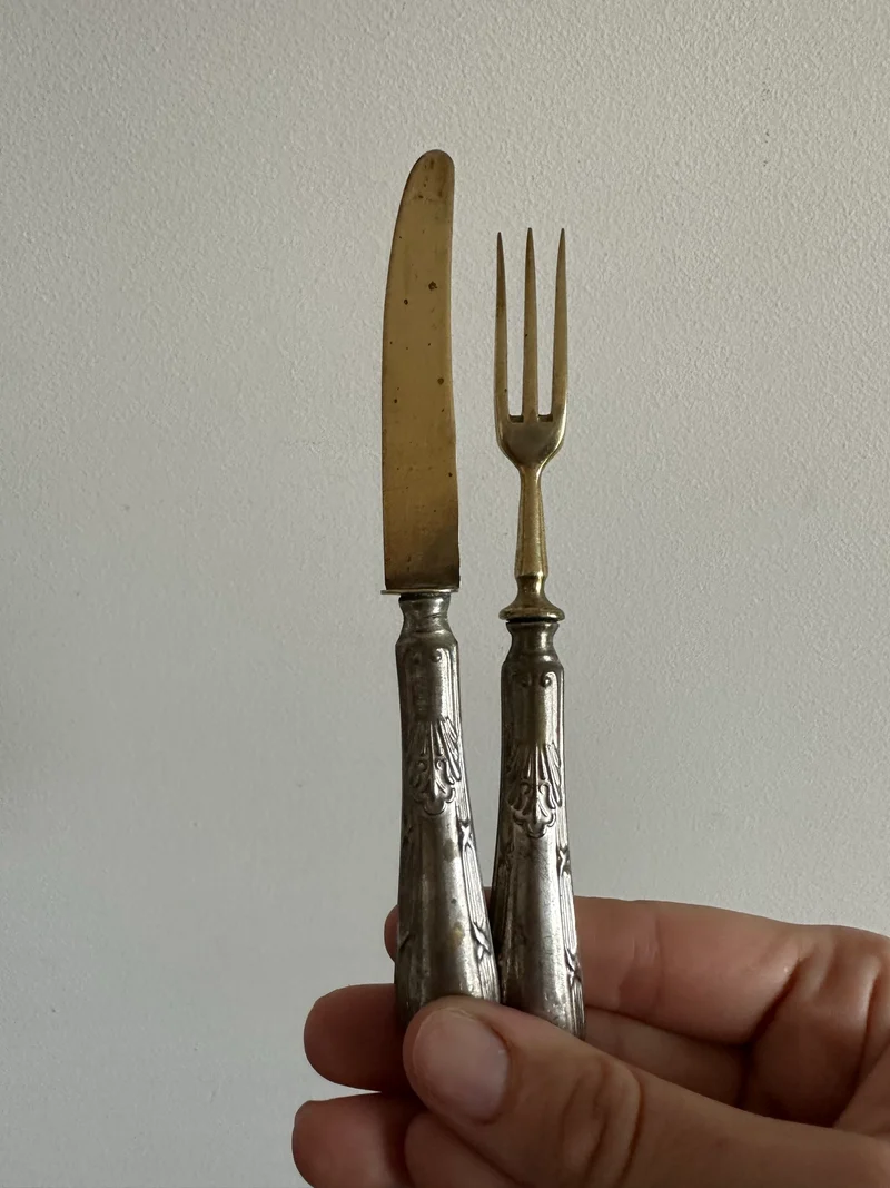Couverts à dessert en métal argenté et laiton