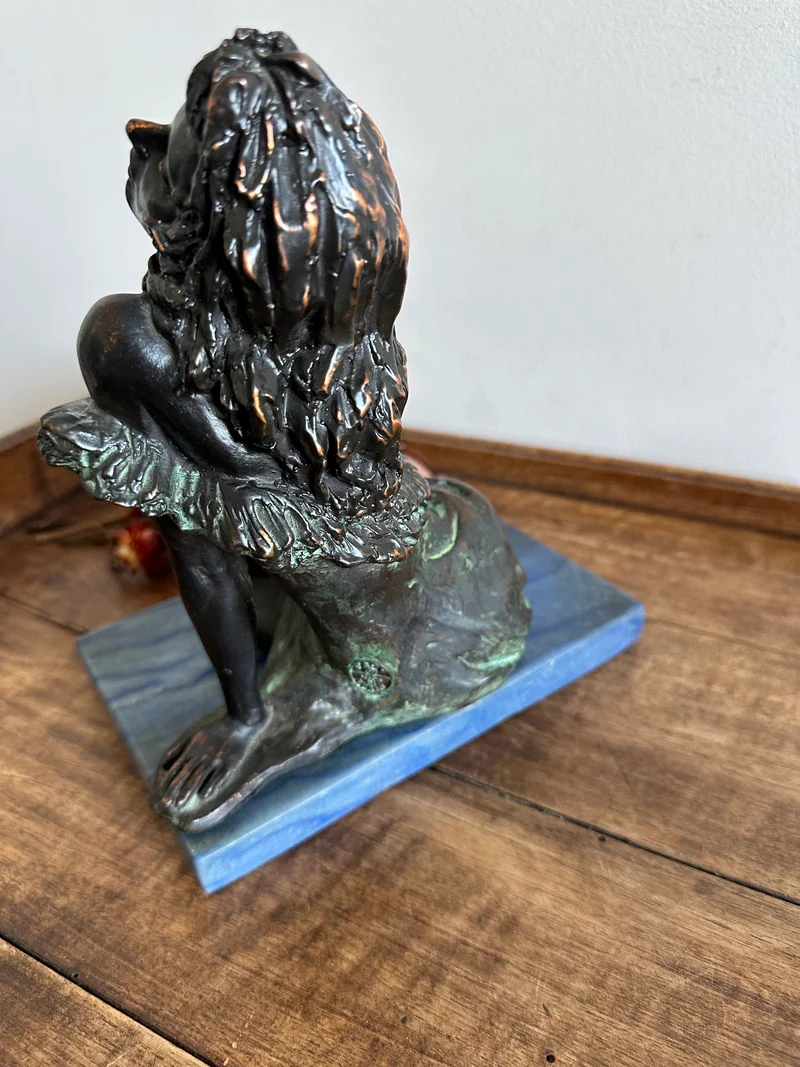 Statuette en bronze sur socle en marbre bleu