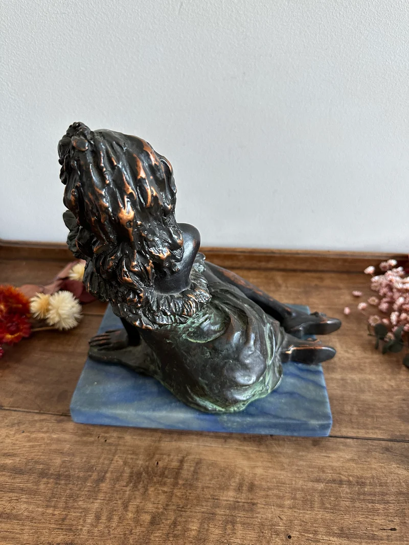 Statuette en bronze sur socle en marbre bleu