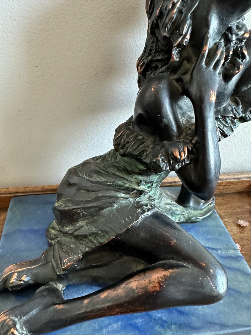Statuette en bronze sur socle en marbre bleu
