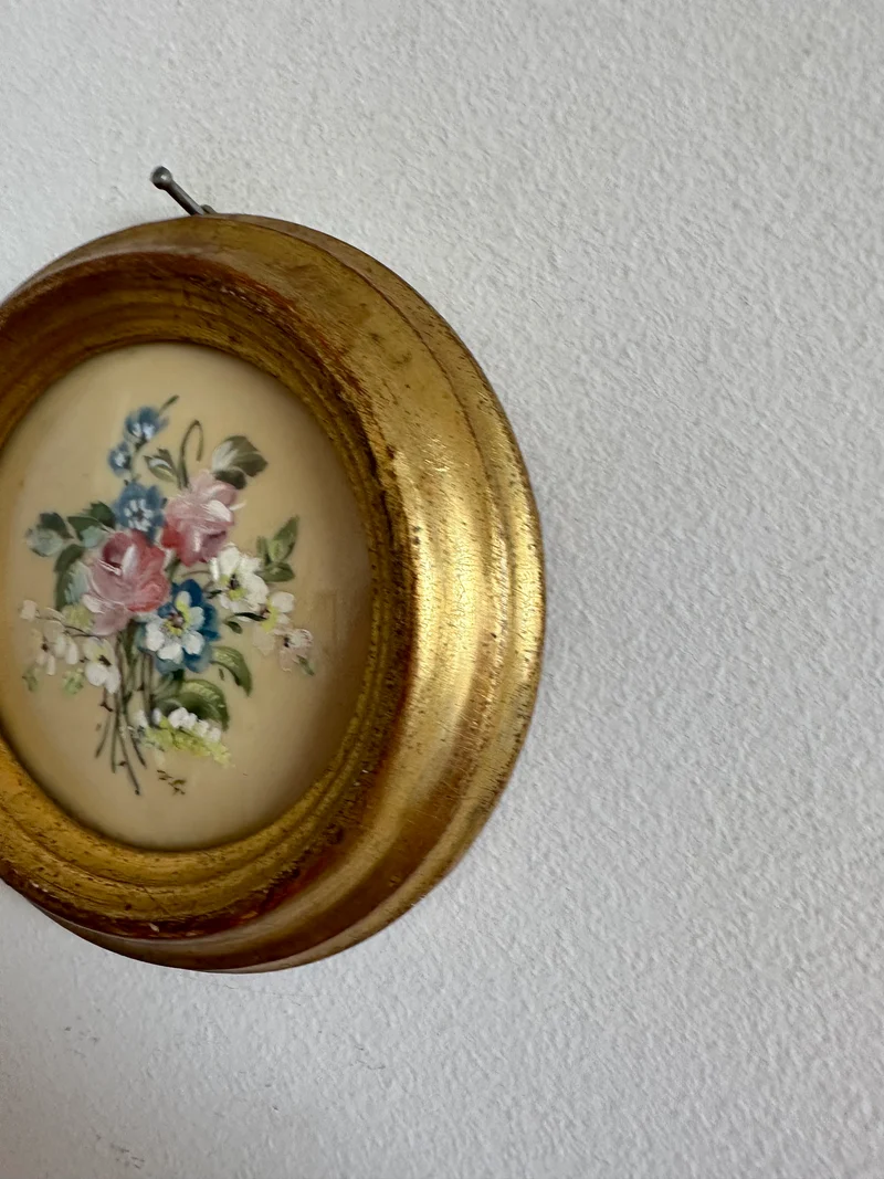 Peinture signée sur porcelaine émaillée dans son cadre doré à la feuille en bois