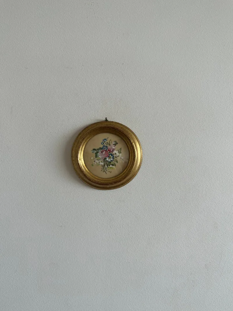 Peinture signée sur porcelaine émaillée dans son cadre doré à la feuille en bois