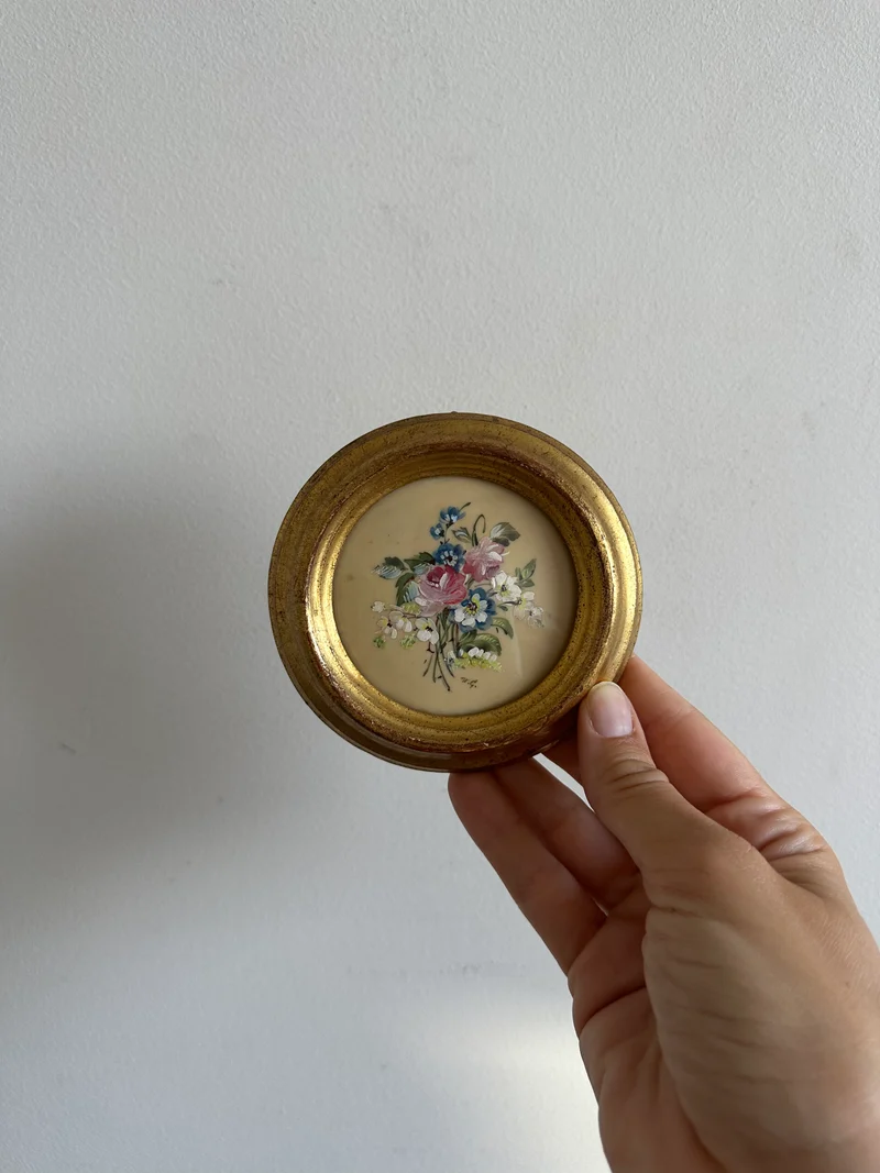 Peinture signée sur porcelaine émaillée dans son cadre doré à la feuille en bois