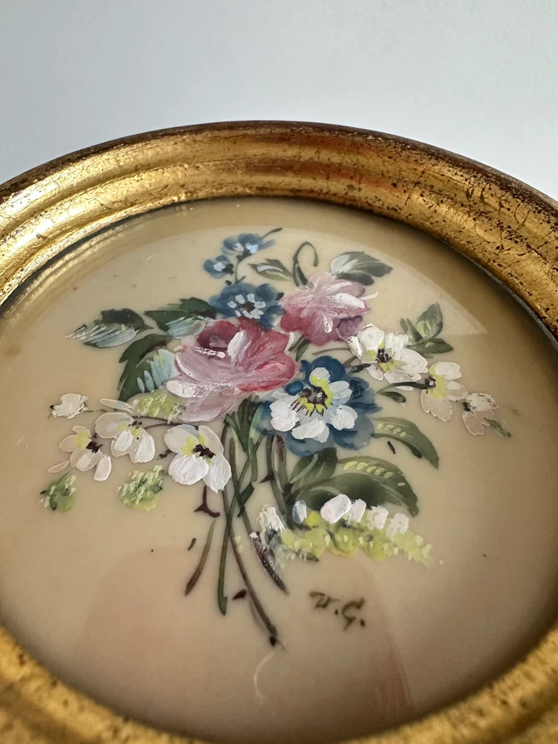 Peinture signée sur porcelaine émaillée dans son cadre doré à la feuille en bois