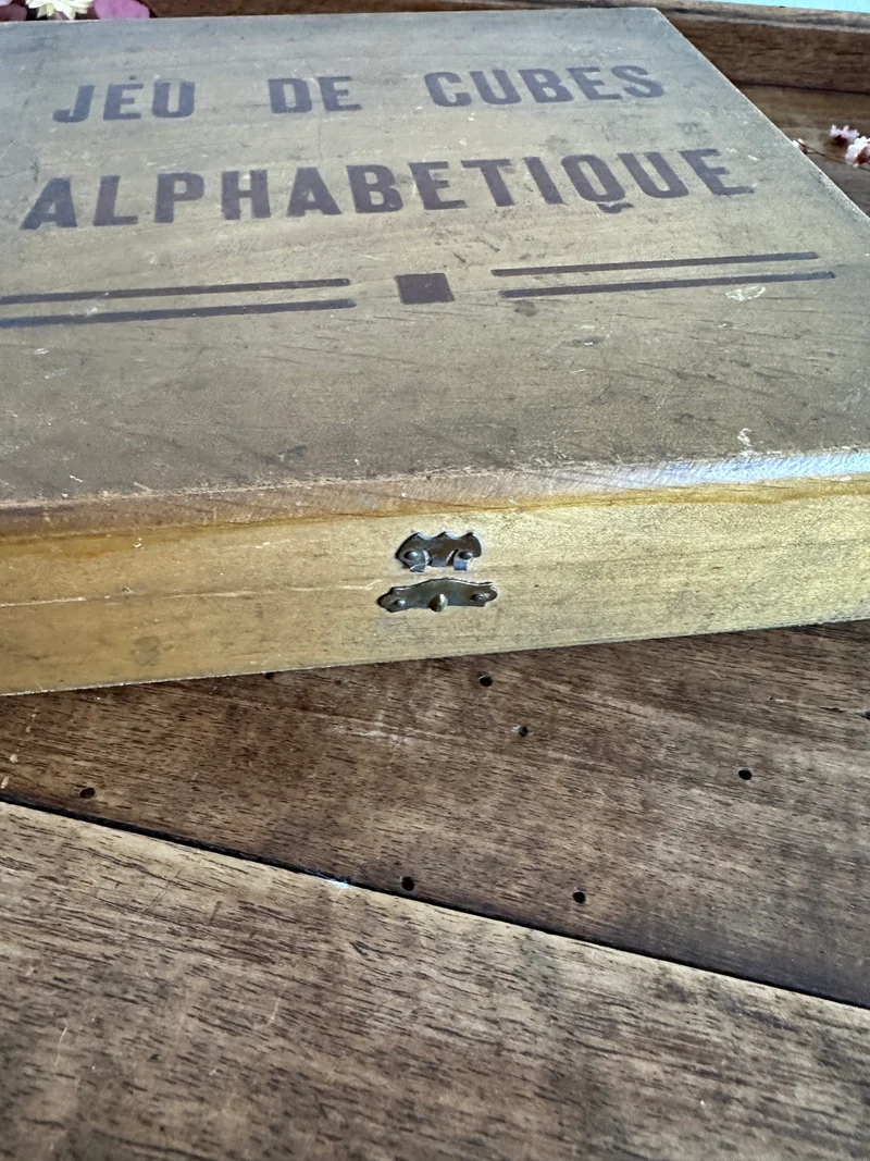 Jeu de cubes alphabétiques en bois