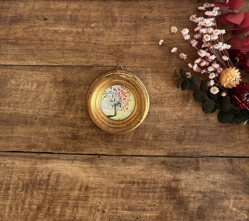 Peinture signée dans cadre en bois doré à la feuille taille XS