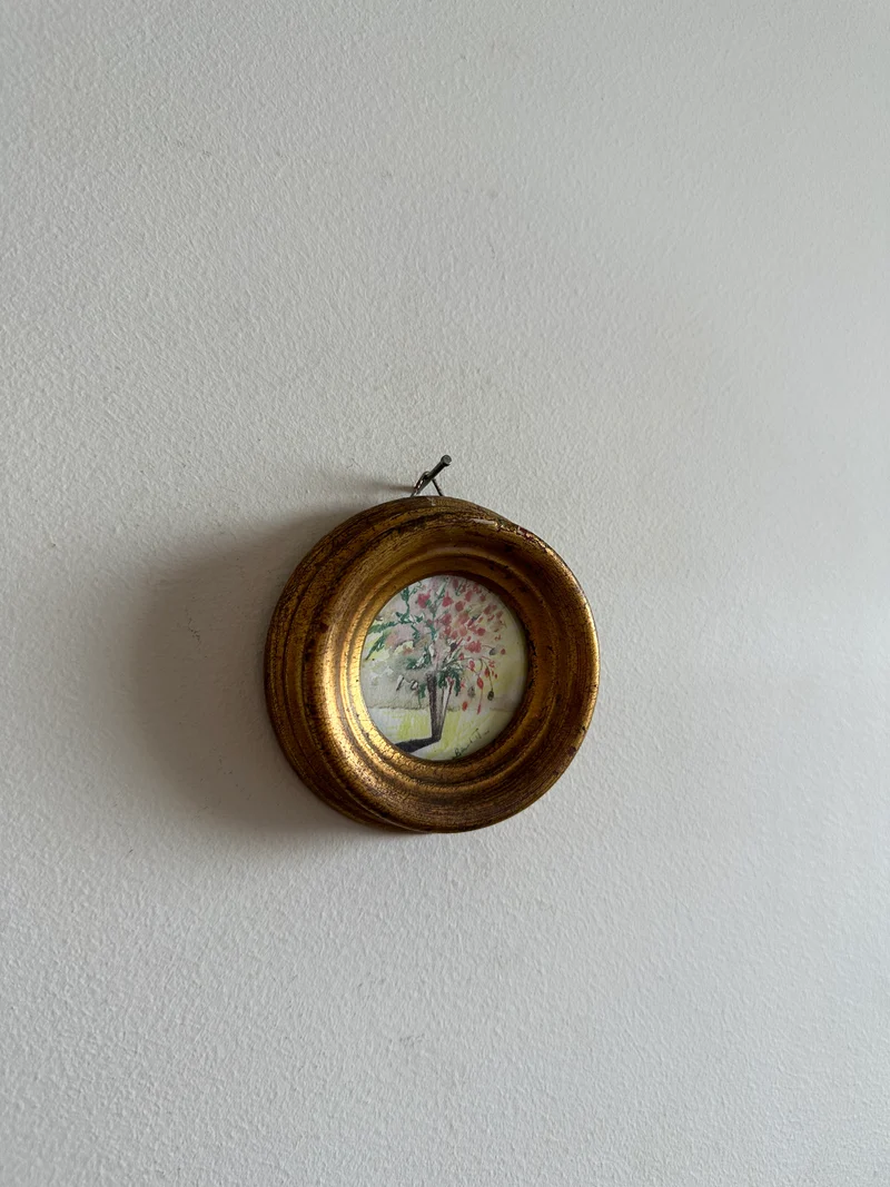 Peinture signée dans cadre en bois doré à la feuille taille XS