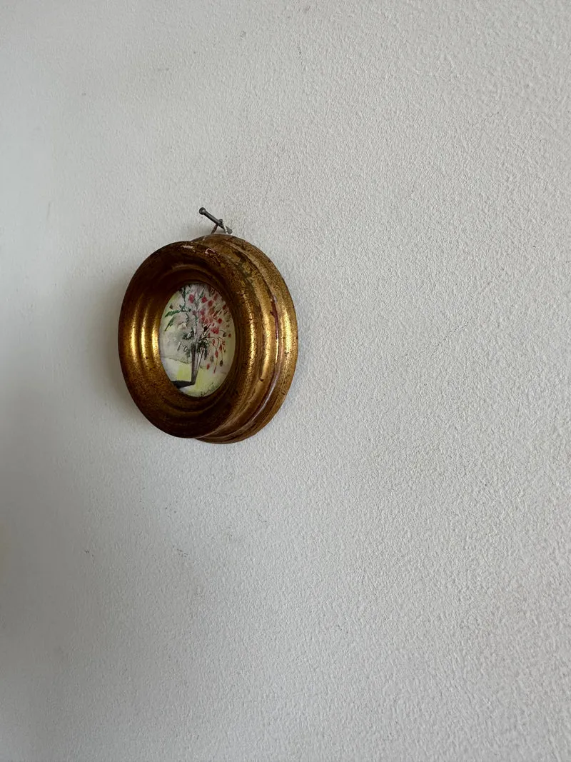 Peinture signée dans cadre en bois doré à la feuille taille XS