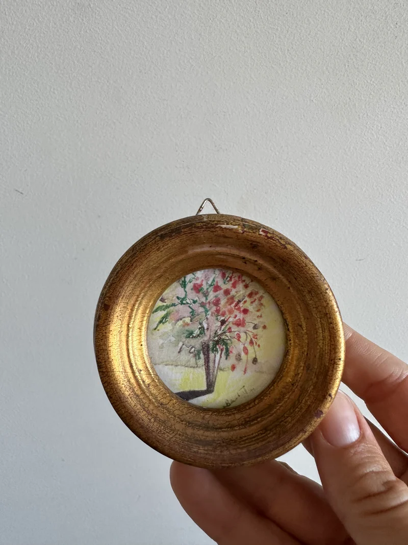 Peinture signée dans cadre en bois doré à la feuille taille XS